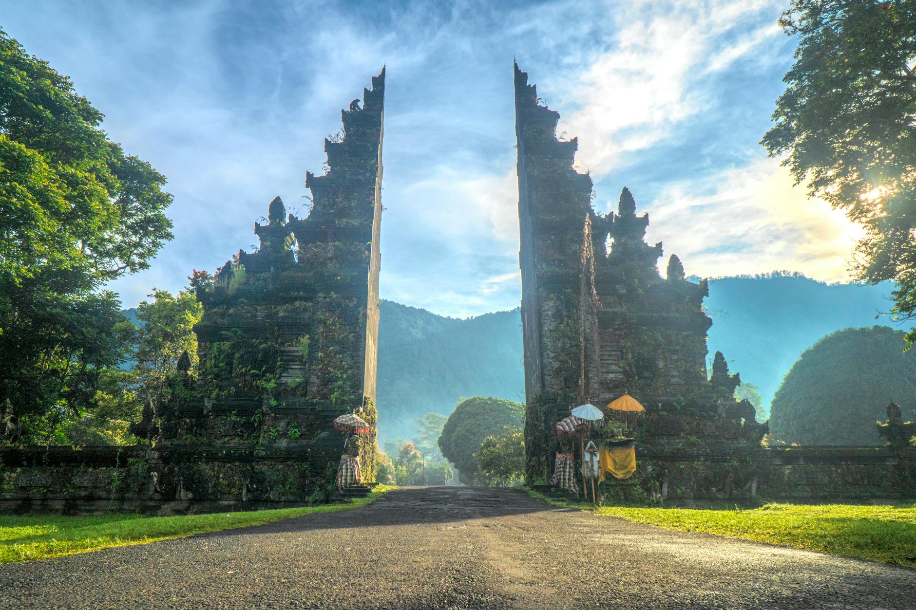 "Pesona pariwisata Bali, pulau dewata indah dengan pantai, gunung, dan keindahan alamnya."