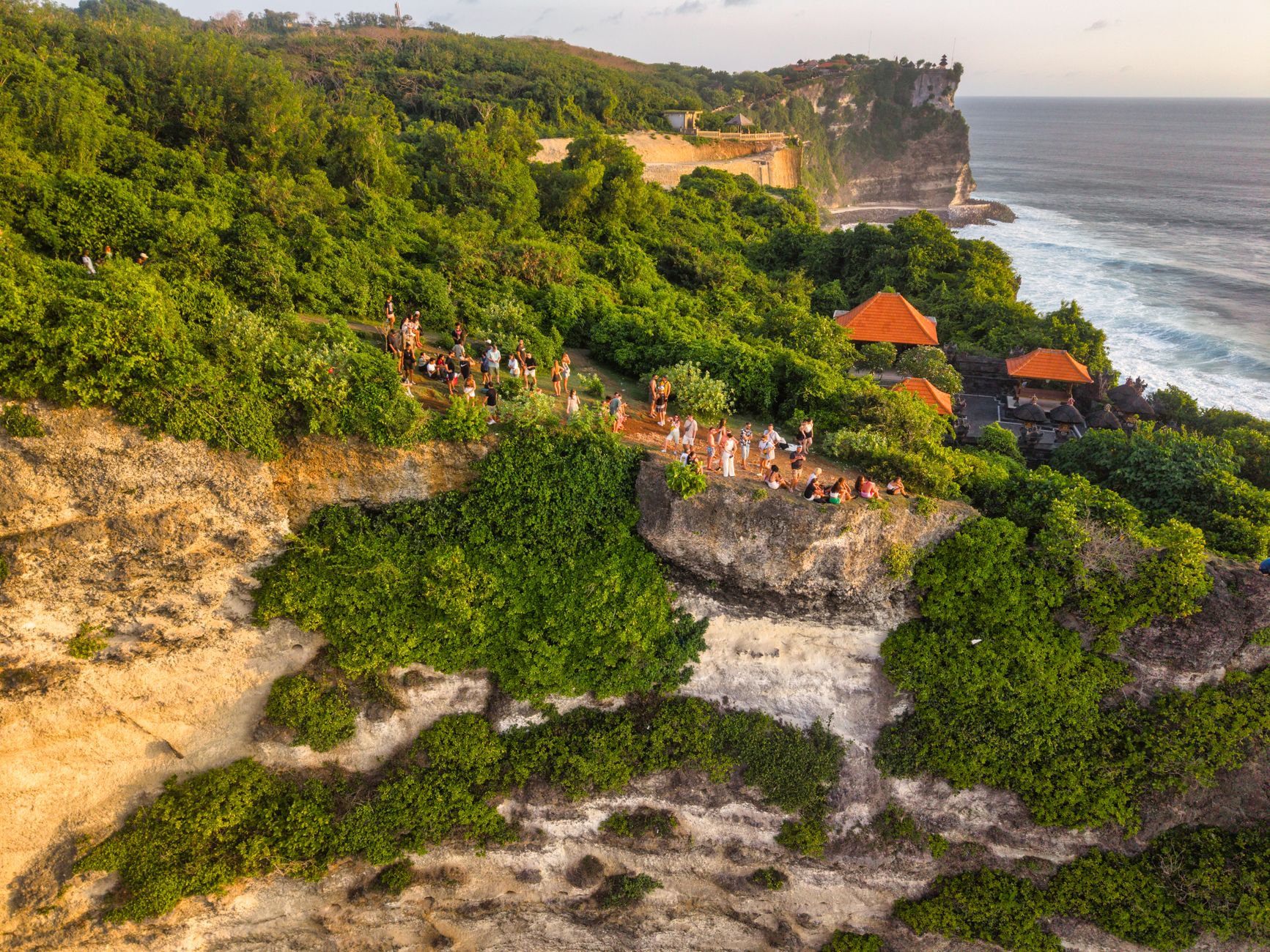 "Perjalanan ke Bali, destinasi wisata tropis yang penuh keindahan dan keajaiban alam."