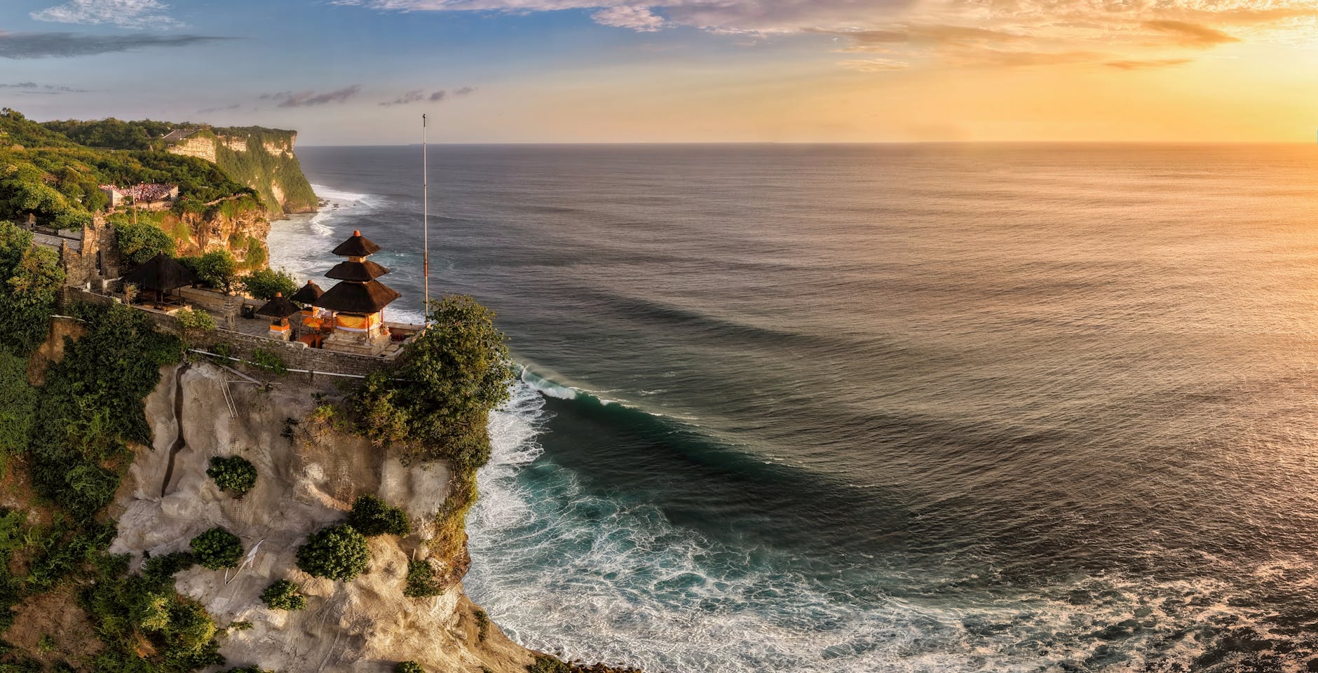 "Pemandangan indah pantai bali dengan pasir putih dan air biru jernih."