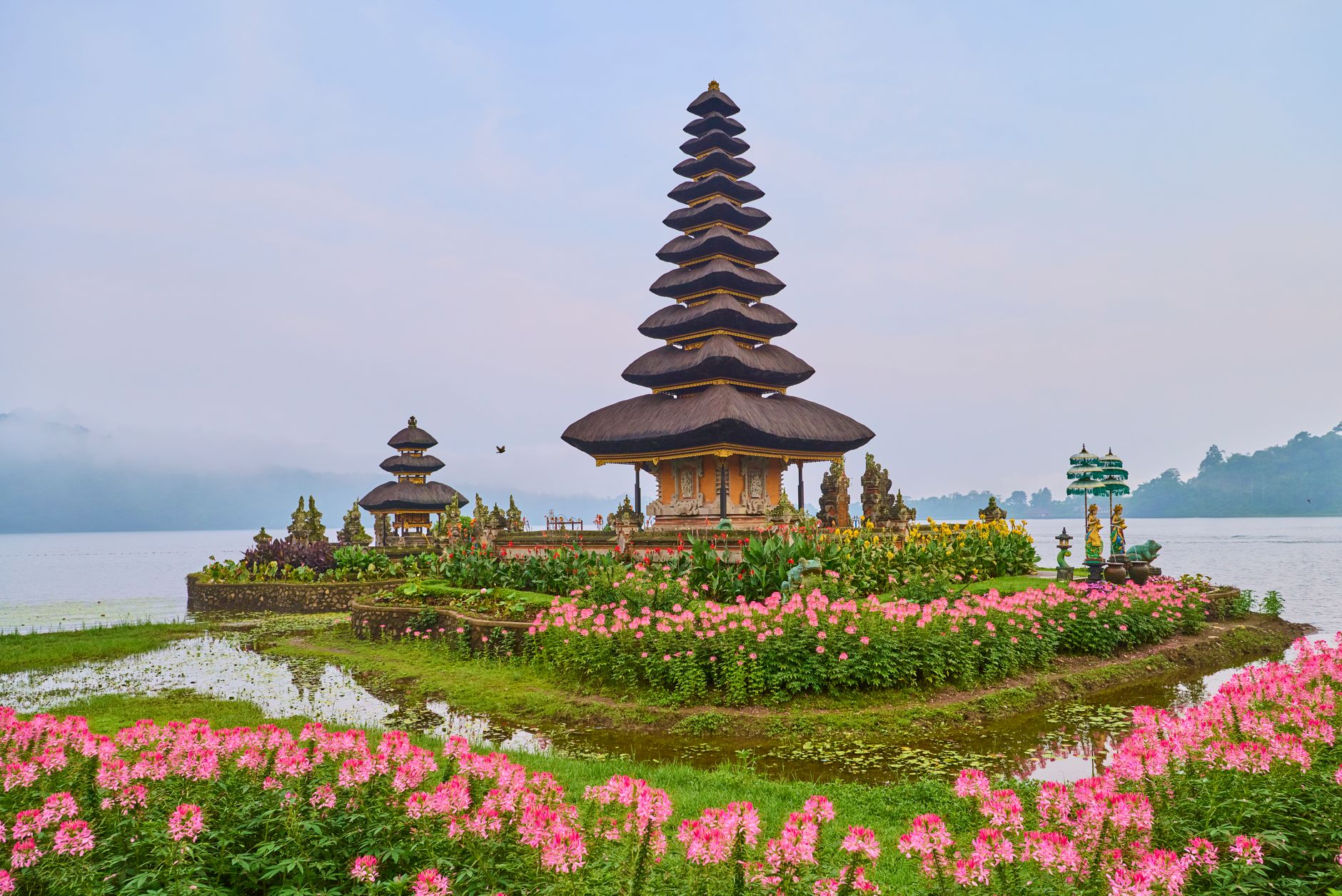 Pantai Kuta Bali dengan ombak biru dan pasir putih